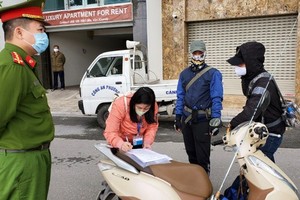 The woman is fined for going out without essential needs in Hanoi