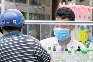 Hand sanitizers become a popular item in the time when Covid-19 spreads (Photo: SGGP)