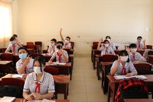 Ninth, twelve graders in Ca Mau return to schools after closures due to Covid-19