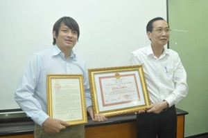 Entrepreneur Hoang Tuan Anh receives a letter of merit and a certificate of merit for his helpful invention (Photo: SGGP) 