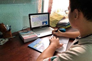 Students are gradually familiar with online learning. (Photo: SGGP)