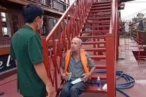The 60-year-old victim was found stranded near Khanh Hoi seaport. (Photo: VNA)
