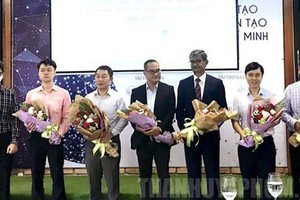 The organization board is delivering flowers to sponsors of the competition. (Photo: Thanhuytphcm)