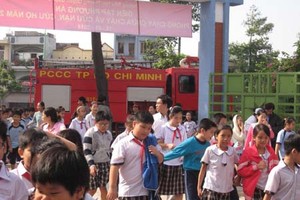 Pupils of Truong Quyen Primary School in District 3 are practising evacuating in the case of fire (Photo: SGGP)