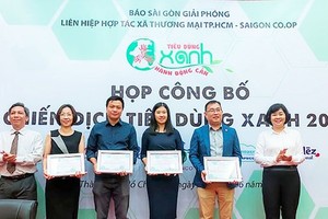 Ms. Ly Viet Trung (first, R) gives certificates to representatives of companies accompanying with the campaign (Photo: SGGP)