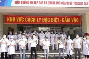 COVID-19 patients are discharged from hospital (Photo: VNA)