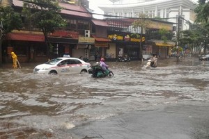 Hanoi streets flooded after a heavy rain (Source: VNA)