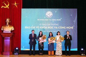 Representatives of first prize winners in the awards ceremony. (Photo: MoST)