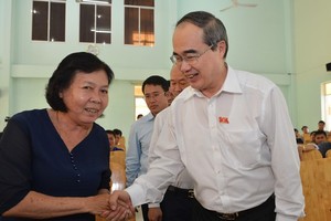Mr. Nhan shakes hand with a voter (PHoto: SGGP)