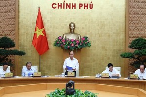 Prime Minister Nguyen Xuan Phuc speaks at the meeting with Government's permanent members (Photo: VNA)