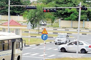 Learners of a driving training center are learning a hypothetical traffic situation (Photo: SGGP)