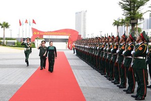 National Assembly Chairwoman Nguyen Thi Kim Ngan reviewed an honored army parade at the Head Office of Viettel. (Photo: SGGP)
