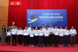 56 outstanding medicine students given Nguyen Van Huong scholarships