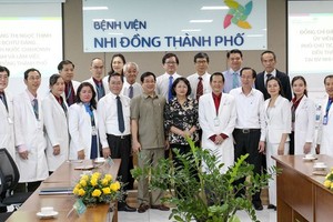 Vice President Dang Thi Ngoc Thinh and medical workers (Photo: SGGP)