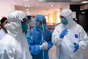 Medical workers discuss how to treat Covid-19 patients (Photo: SGGP)
