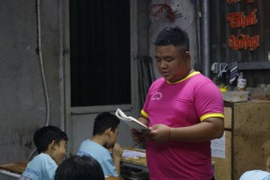Huynh Quang Khai at a session for the third and fourth grade students. Photo tuoitre.vn
