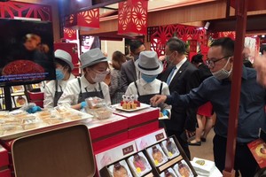 Visitors seek information of the new moon cake at the festival (Photo: SGGP)