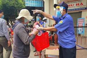 Residents go to a local traditional market (Photo: SGGP)