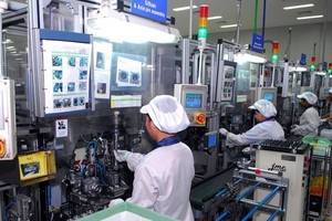 Workers on an electronic component production line at Saigon Hi-Tech Park. — VNA/VNS Photo