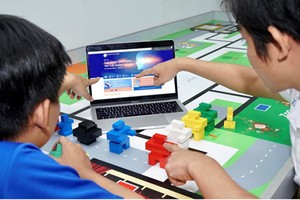 Young contestants are registering their solution to tackle urban traffic problems for the contest. (Photo: SGGP)