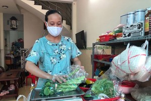 Ngoc Thuy is packaging her farm-grown products to deliver to consumers (Photo: SGGP)
