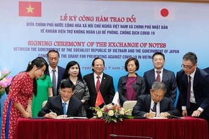 Acting Minister of Health Nguyen Thanh Long (L) and Japanese Ambassador Yamada Takio sign the exchange note in Hanoi on September 7 (Photo: VNA)