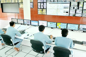 Monitoring smart traffic in the Management Center of Saigon River Tunnel. (Photo: SGGP)