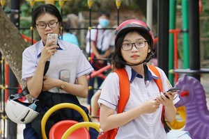 High schoolers can use cell phone if allowed by teachers (Photo: SGGP)