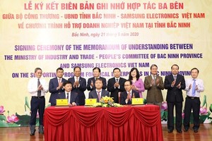 Delegates from Ministry of Industry and Trade, People’s Committee of Bac Ninh province, and Samsung Electronics Vietnam sign the memorandum of understanding (Source: VNA)