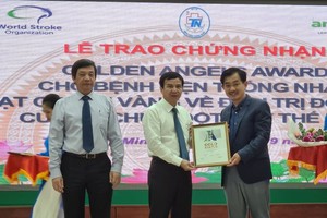 Dr. Le Dinh Thanh, director of Thong Nhat Hospital, receives the World Stroke Organization’s Golden Angels Award ( Photo: SGGP)