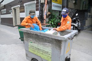 Waste sorting at a collection point in District 1. (Photo: SGGP)