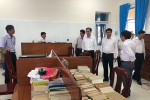 Mr. Liem pays a visit to a new school's library in Can Gio District (Photo: SGGP)