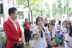 Student put question at the meeting (PHoto: SGGP)