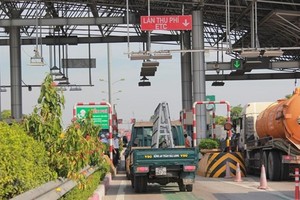 A vehicle at a lane designed for vehicles using automatic non-stop toll payments on the Phap Van-Cau Gie Expressway. (Photo: VNA)
