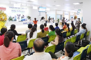 People are waiting their turn to see doctor in the newly-built oncology hospital (Photo: SGGP)