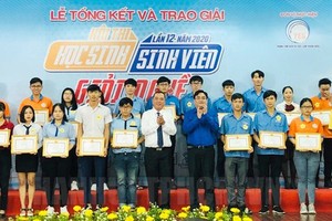 At the award -giving ceremony (Photo: SGGP)