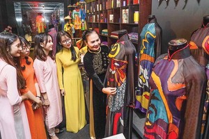 People pay visit to Ao Dai Museum (Photo: SGGP)