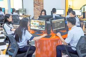 Students of Tran Dai Nghia School are accessing the school’s materials on the Internet. (Photo: SGGP)