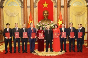 Party General Secretary and State President Nguyen Phu Trong (fifth from right) and the newly accredited ambassadors at the ceremony in Hanoi on October 21 (Photo: VNA)