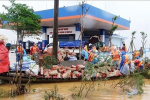 Aid comes to flood victims in Quang Ninh district, Quang Binh province (Illustrative photo: VNA)