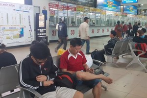 Though Mien Dong Bus Station is crowded with people,  many people ignore wearing facemask in public place (Photo: SGGP)