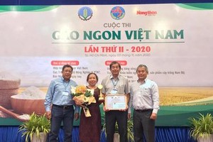 Ho Quang Cua (middle) has won first prize in the 2020 Việt Nam Best Rice Contest. —VNS Photo