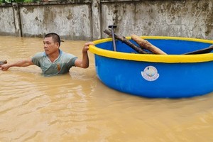 A man in the flood in Central Vietnam (Photo: SGGP)