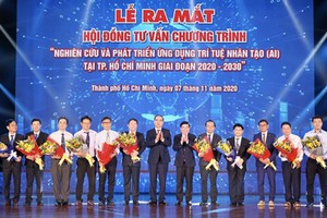 Mr. Nguyen Thien Nhan and Mr. Nguyen Thanh Phong gave their congratulation to the Consultation Council for the program ‘Research and Develop AI Applications in HCMC from 2020-2030’. (Photo: SGGP)