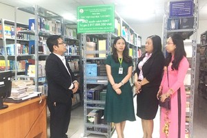 Visitors tour a library where keeps scientist Han's donated books (Photo: SGGP)