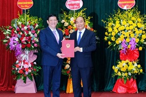 PM Nguyen Xuan Phuc congratulates newly appointed Health Minister Nguyen Thanh Long (Photo: SGGP)