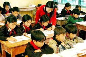An ethnic teacher is teaching primary students (Photo: SGGP)