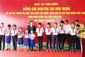 NA Chairwoman Nguyen Thi Kim Ngan gives gifts to children in Mekong Delta (Photo: SGGP)