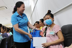 A representative of a trade union gives gift to pregnant workers (Photo:SGGP)