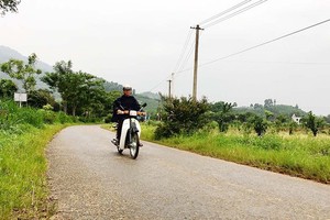 A road in Trugn Thanh Commune in Ha Giang Province was built from social contribution (Photo: SGGP)